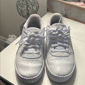 Puma White Sneakers Sleek Low-Top Design